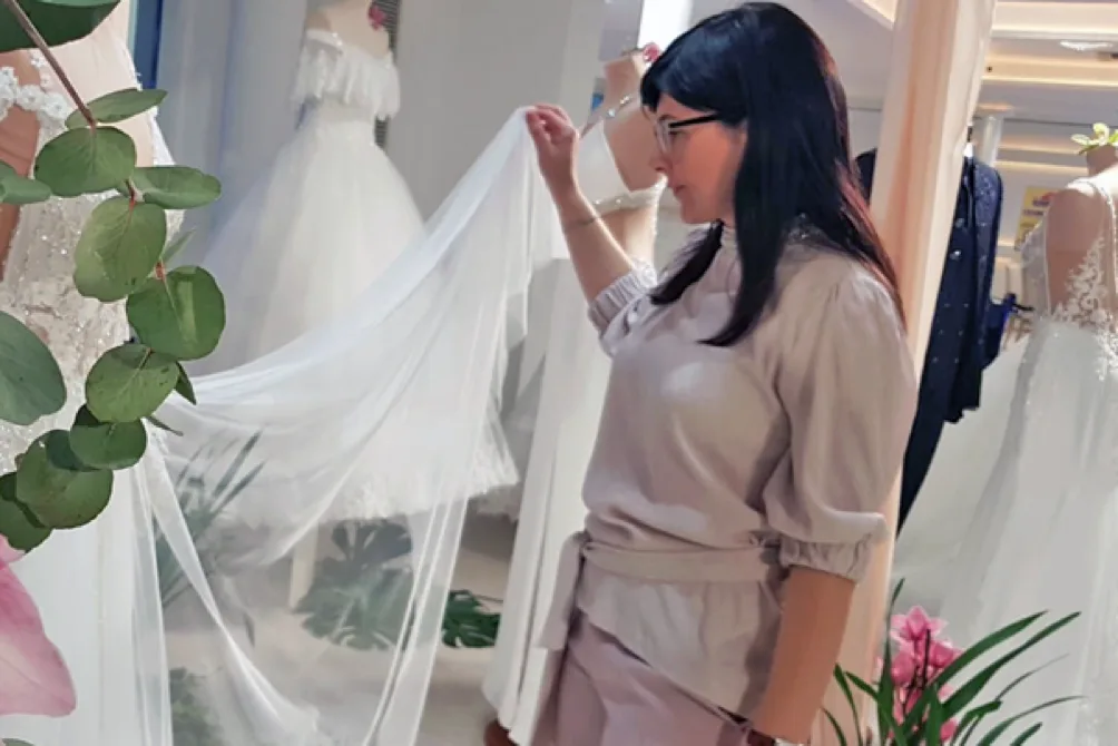 Antonella segue la scelta dell’abito in atelier